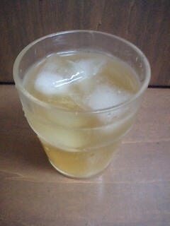 またまたお久しぶりの生姜緑茶♡氷たっぷりいれてガブのみです♪ん～オイシイ♡ココロも満たされる１杯にうまごっち♡