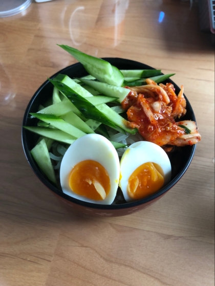 市販の冷麺にトッピング