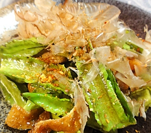 黒い皿に盛付けた四角豆と油揚げの和風炒め