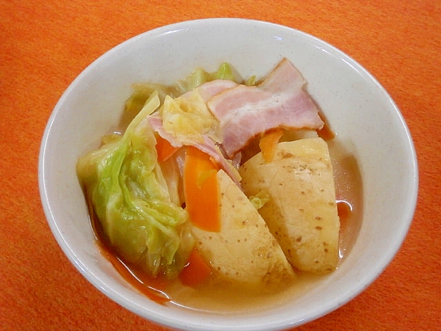 白い器に盛り付けたじゃがいもとにんじんのベーコン煮