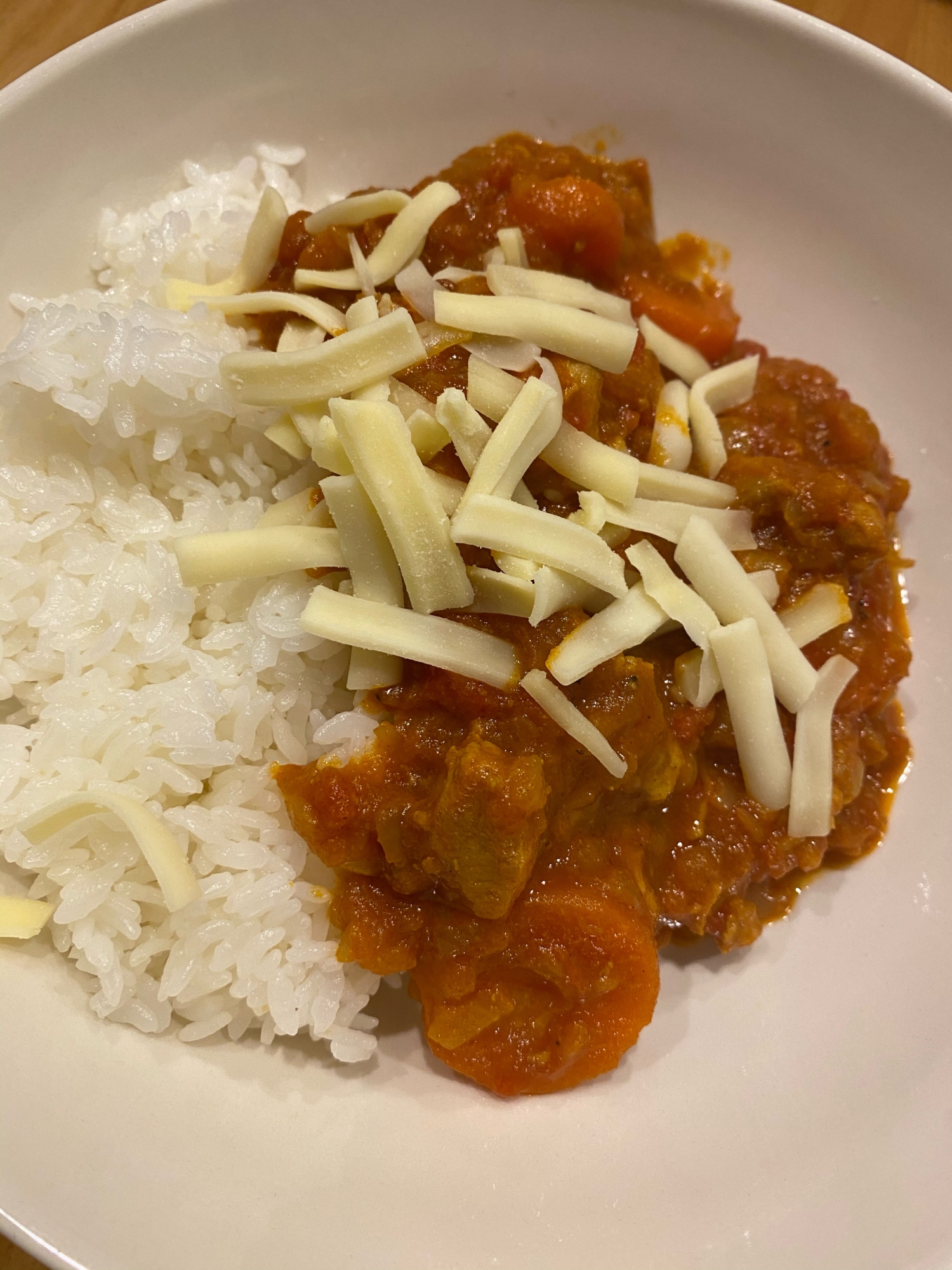 スパイスから作る鶏もも肉と人参のトマトチーズカレー