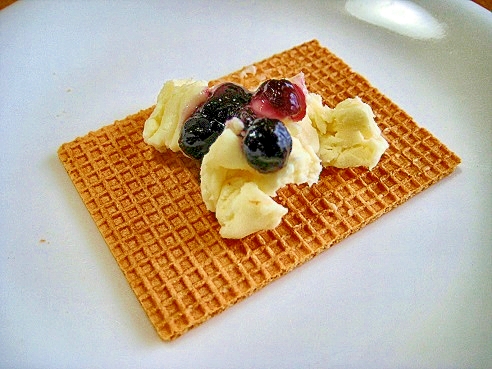 カマンベールとブルーベリーの美味しいクラッカー レシピ 作り方 By パウダー07 楽天レシピ カマンベールとブルーベリーの美味しいクラッカー レシピ 作り方 By パウダー07 楽天レシピ