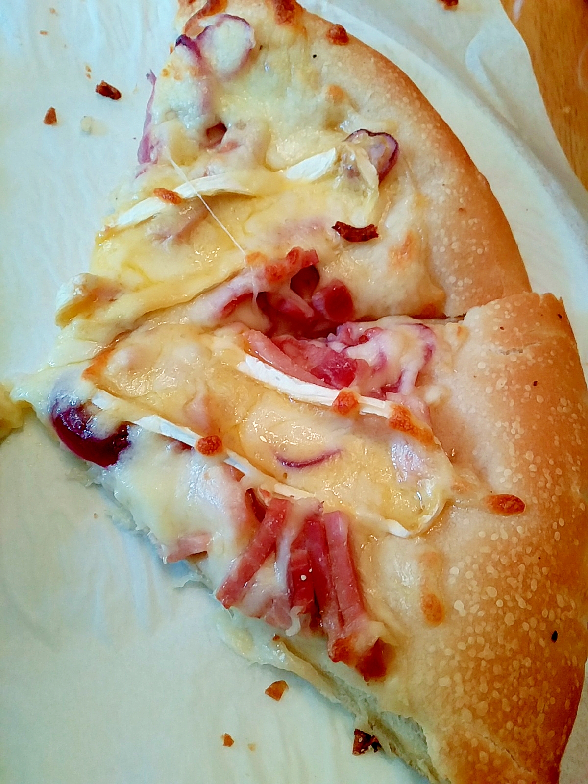 ベーコンと赤玉ねぎとカマンベールチーズのピザ