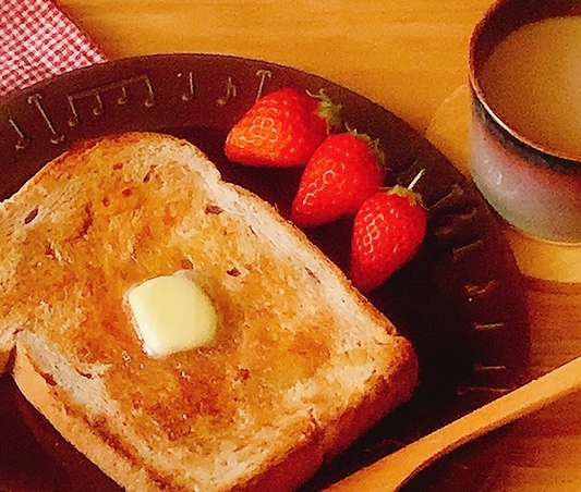 季節フルーツ×ハニートーストの朝食
