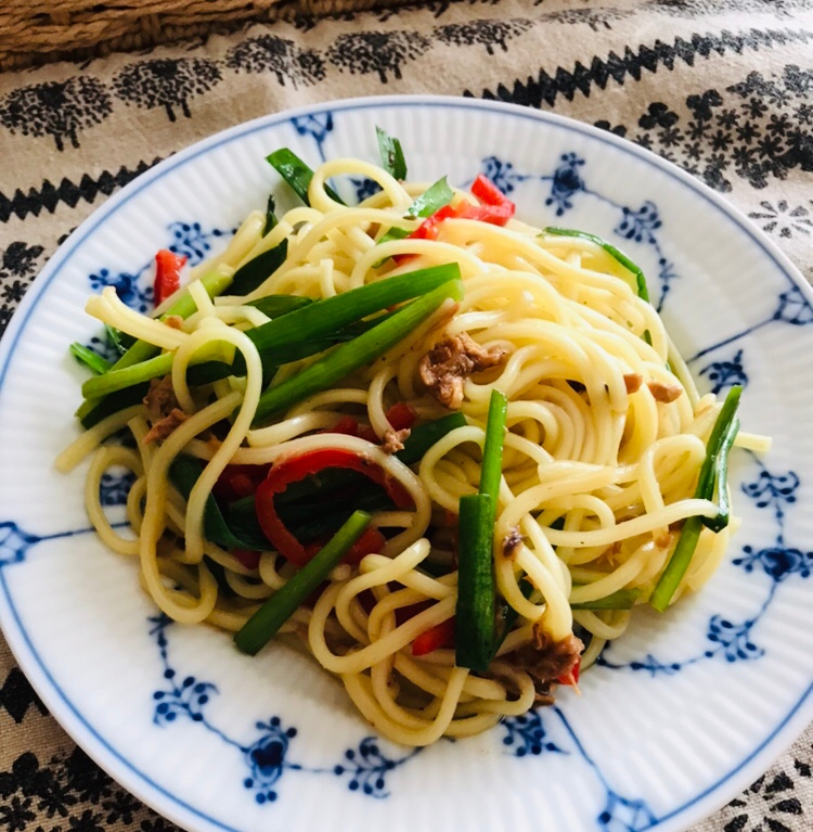 ニラとはごろも煮、パプリカのめんつゆ焼きそば