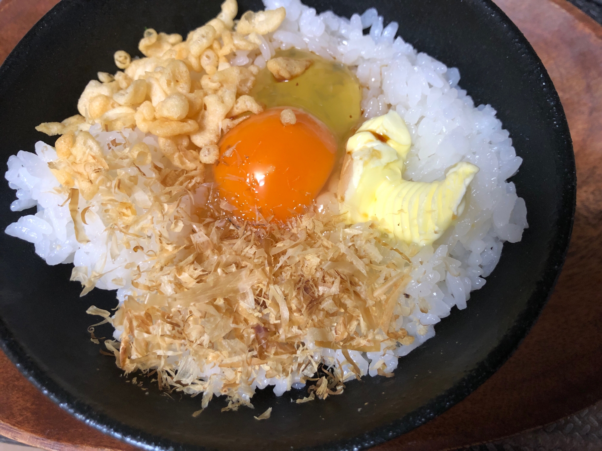 天かす＆おかかたっぷり♪バター醤油卵かけご飯