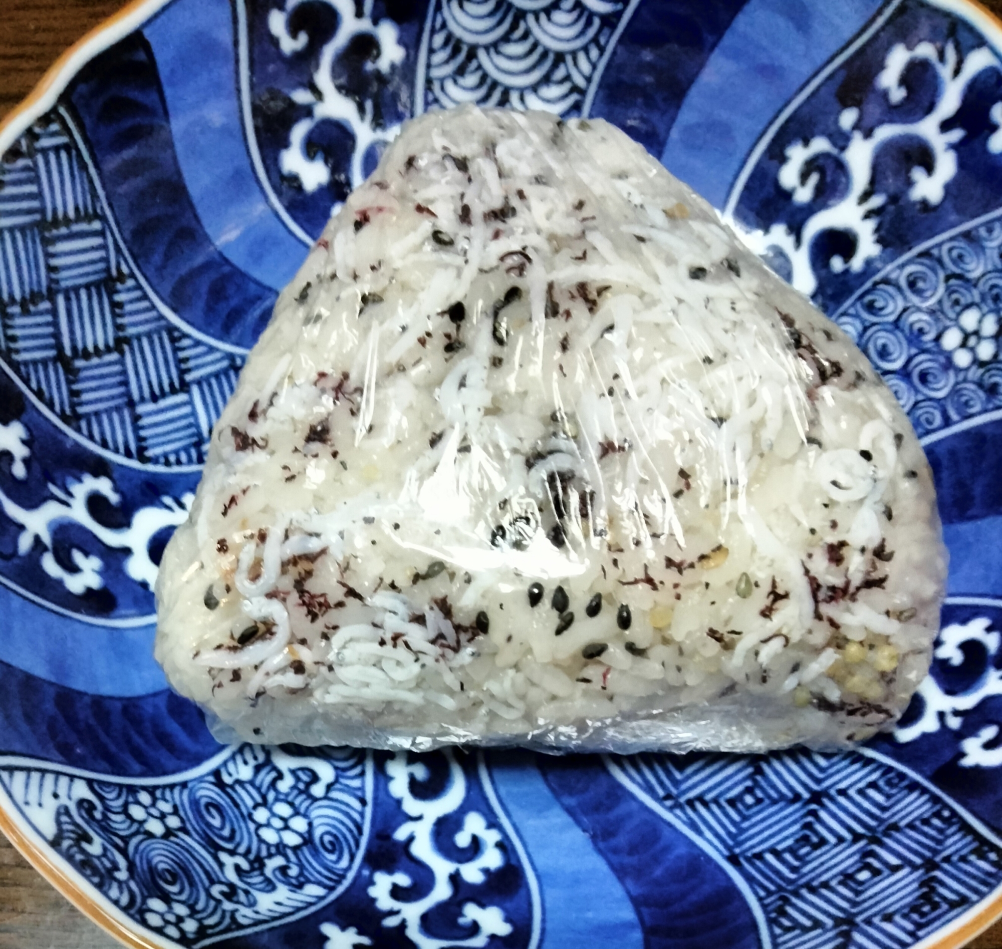 雑穀ごはんおにぎり ゆかり粉しらす黒ごま