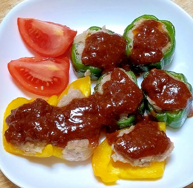 パプリカとピーマンの肉詰めトマト添え