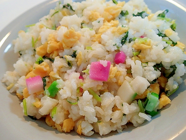 創味で　卵と蒲鉾と大根葉のチャーハン