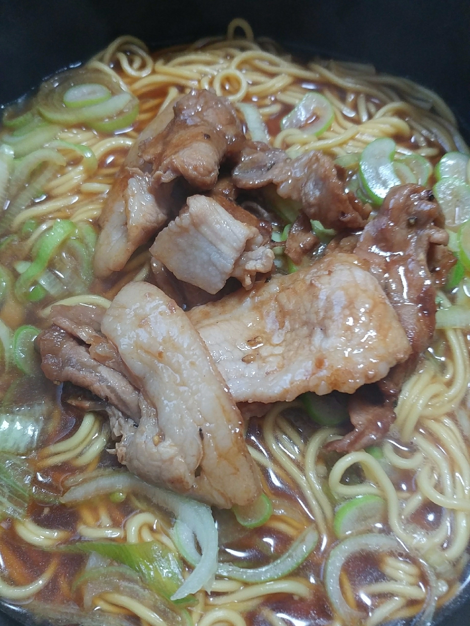 甘辛焼肉のせ醤油ラーメン