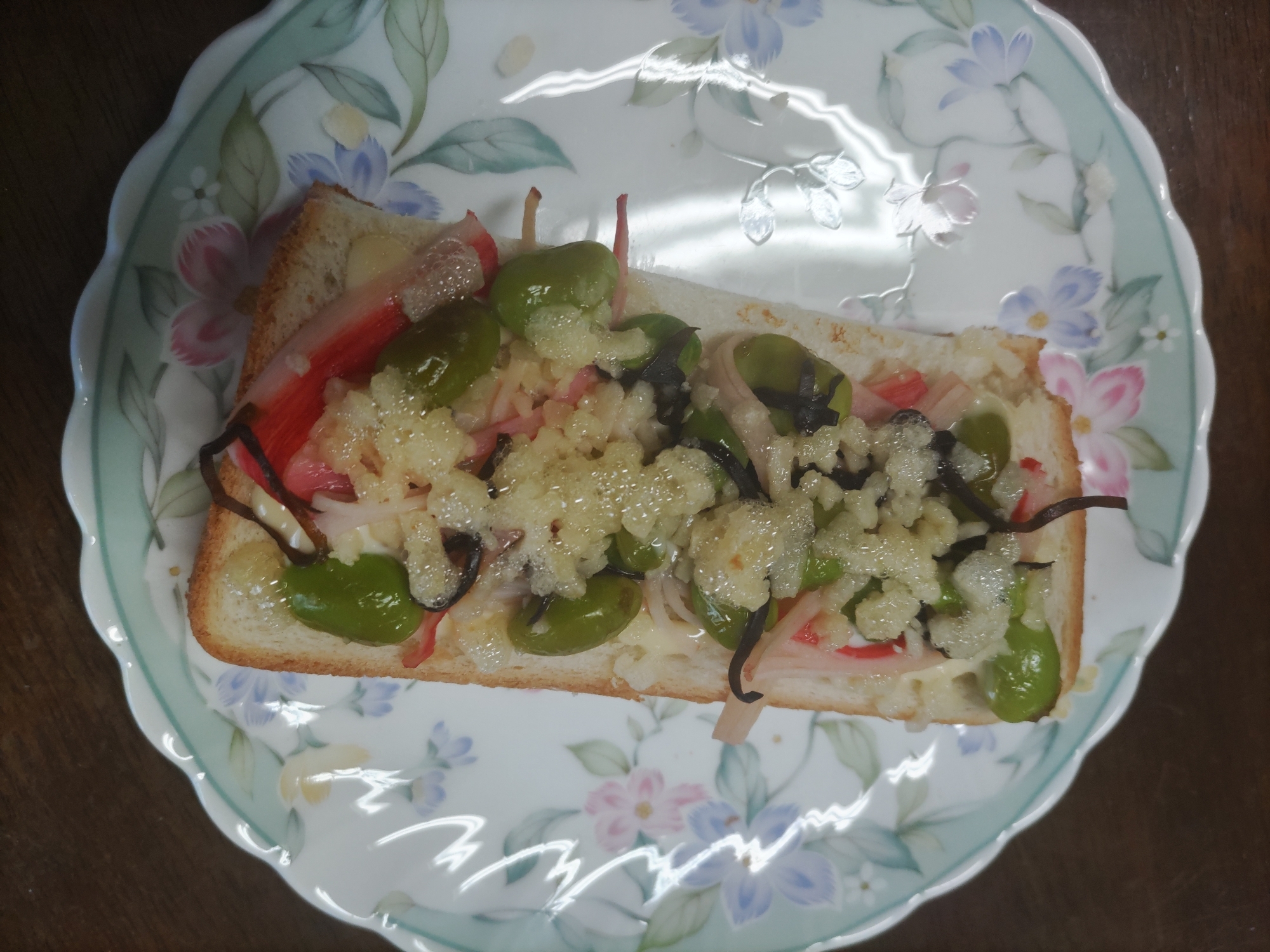 枝豆と塩こんぶとカニカマのマヨチーズトースト