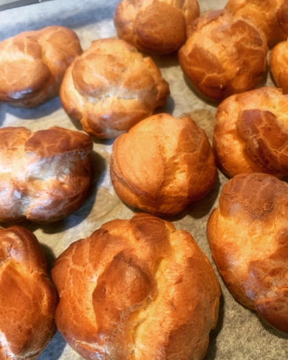 初めてのシュー生地作り粉類を半量おからパウダーに変更したけど膨らみました！少し焼き過ぎましたが、美味しかったです^_^ありがとうございました♪