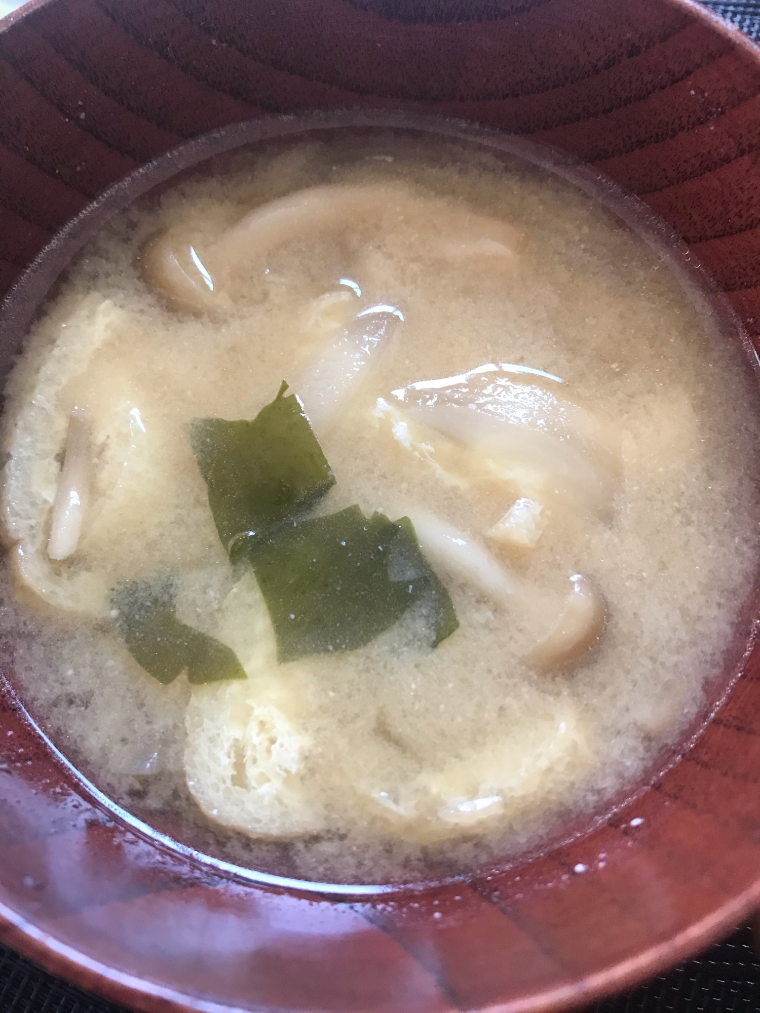 玉ねぎ・しめじ・油揚げ・わかめのお味噌汁