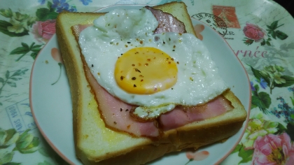 ベーコンと目玉焼きのトースト☆