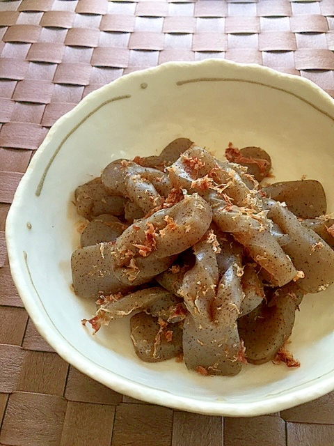 和皿に盛られたこんにゃくのおかか煮