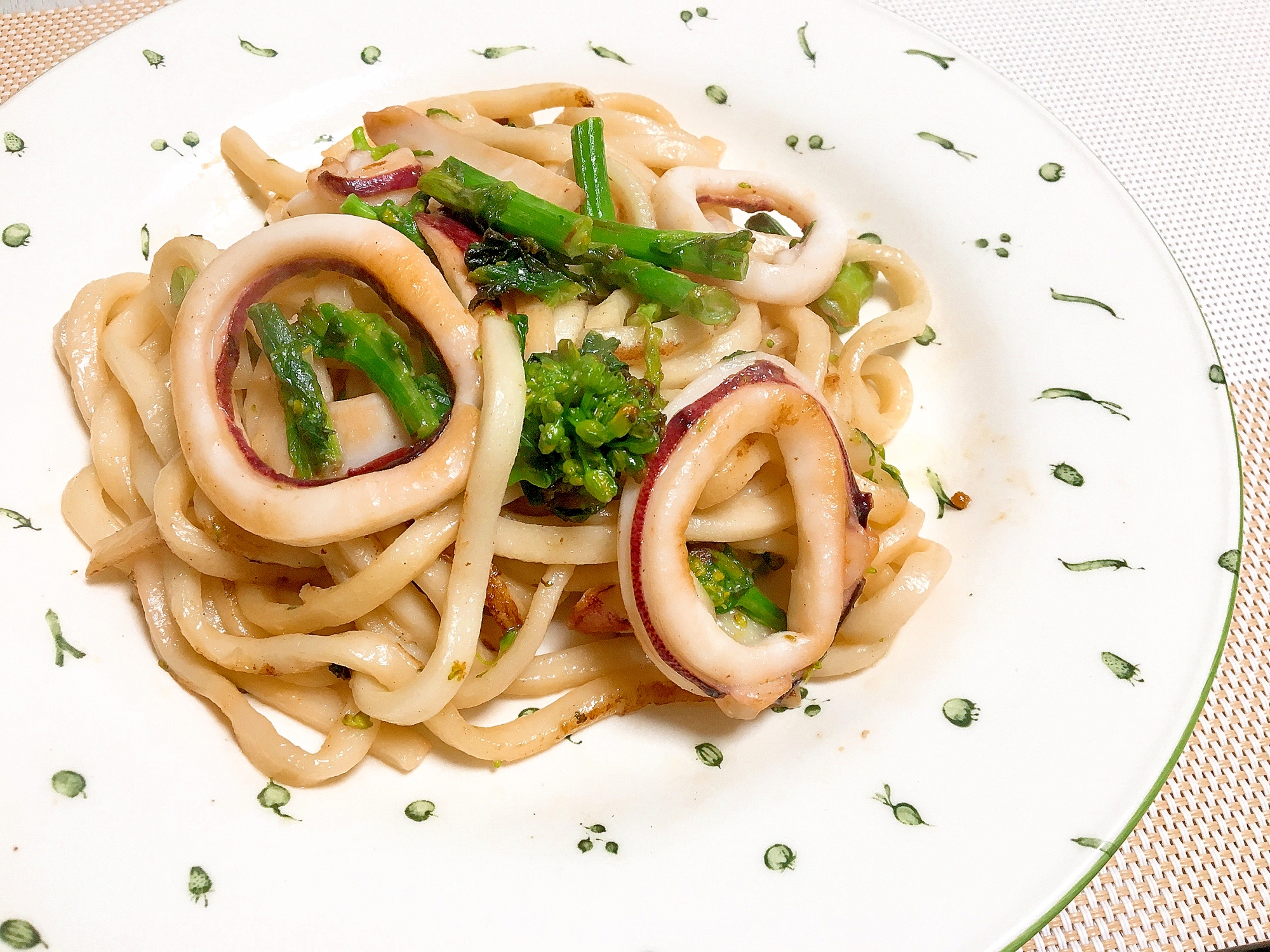 イカと菜の花の焼きうどん♪牛乳とコンソメでパスタ風