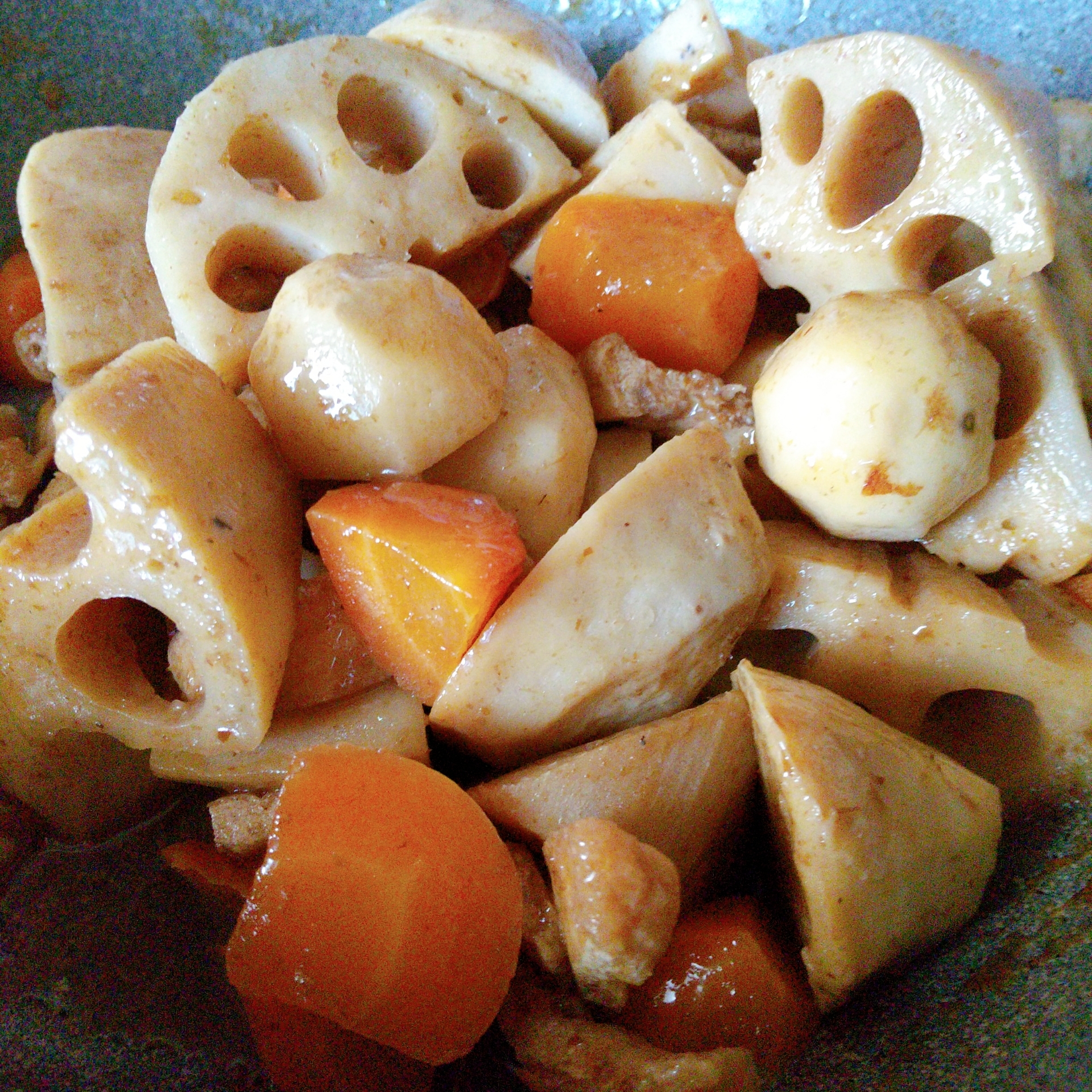 全部まとめて煮込んで簡単に♪里芋とれんこんの煮物