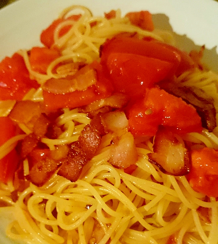 生トマトとベーコンのスパゲティ