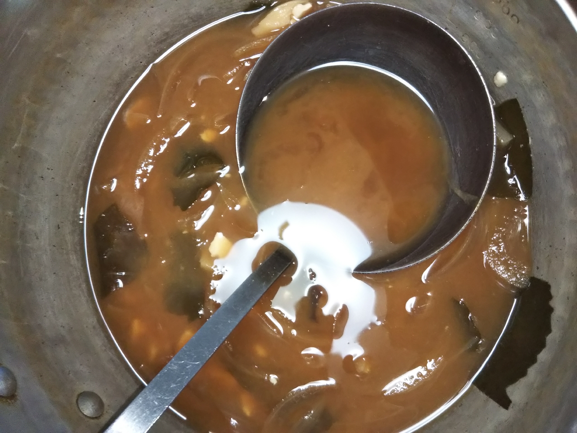 豆腐と玉ねぎとわかめの味噌汁
