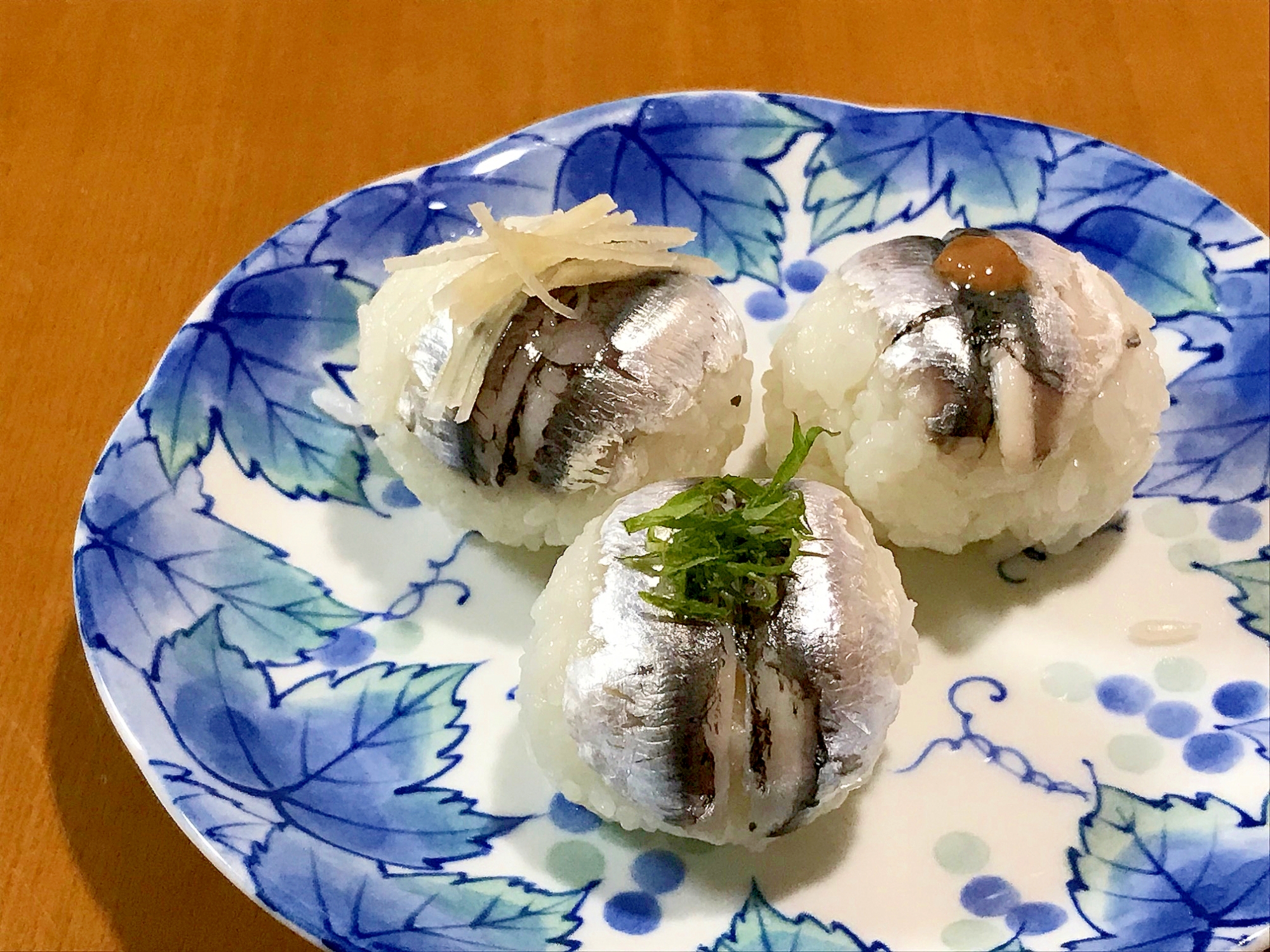 甘酢で締めたカタクチイワシで手毬寿司♪