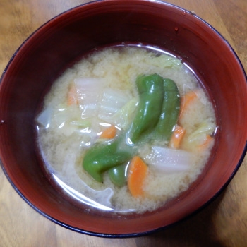 ピーマンと白菜の味噌汁