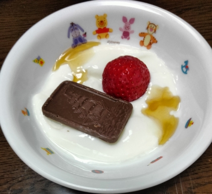 いちごとチョコの黒蜜ヨーグルト
