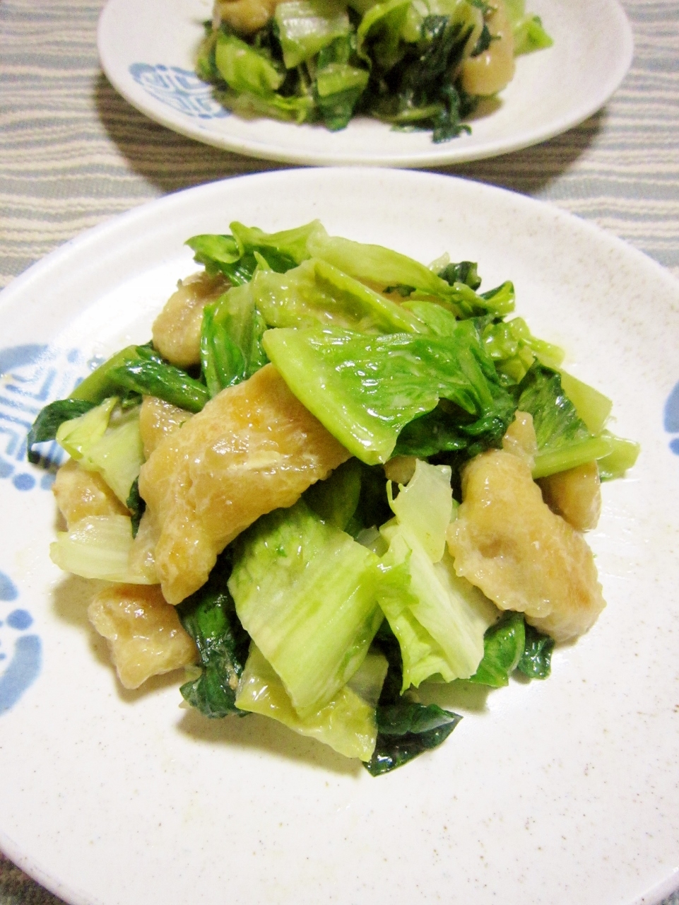 白い皿に盛られた鶏肉とロメインレタスのオイマヨ炒め