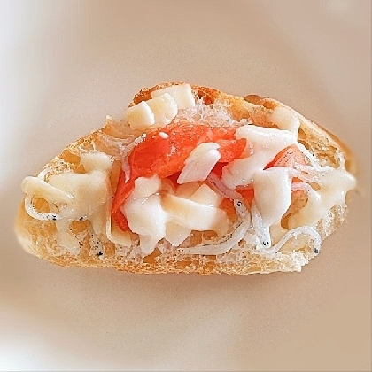 トマトとちりめんじゃこのチーズトースト