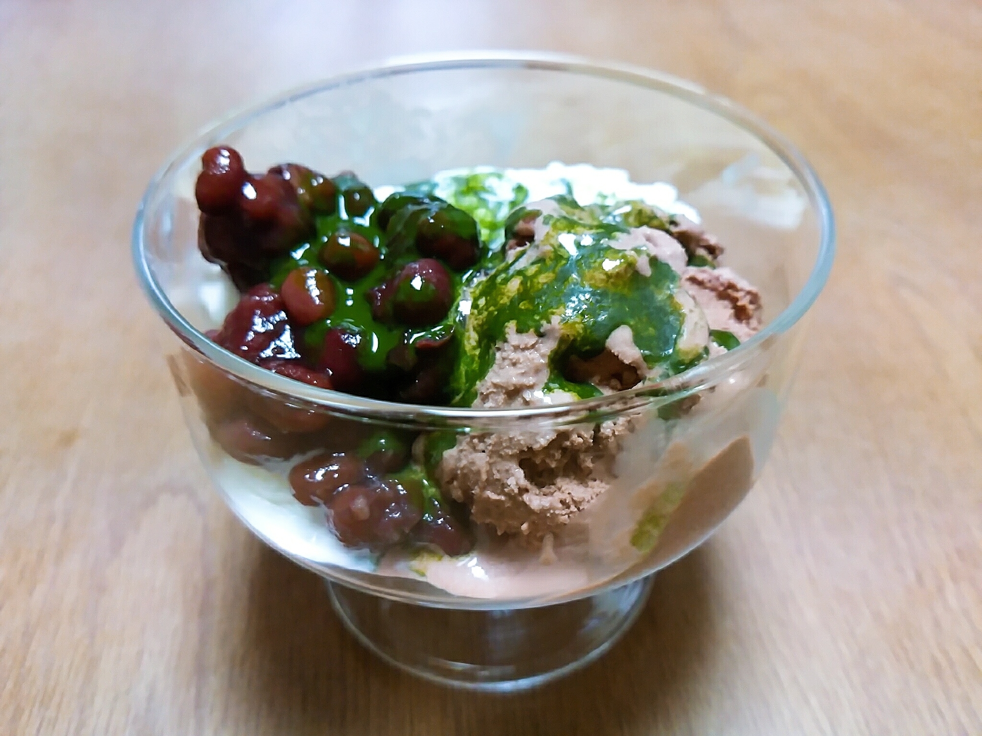 チョコアイスとヨーグルトアイスと小豆の抹茶サンデー