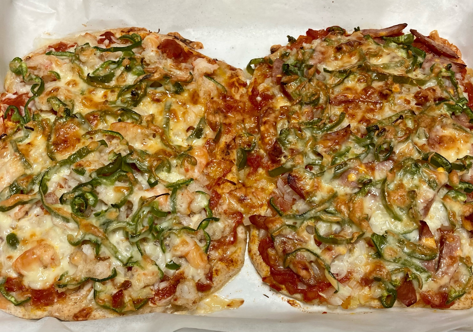 どちらも食べたい‼️えび・ソーセージ2種類の☆ピザ