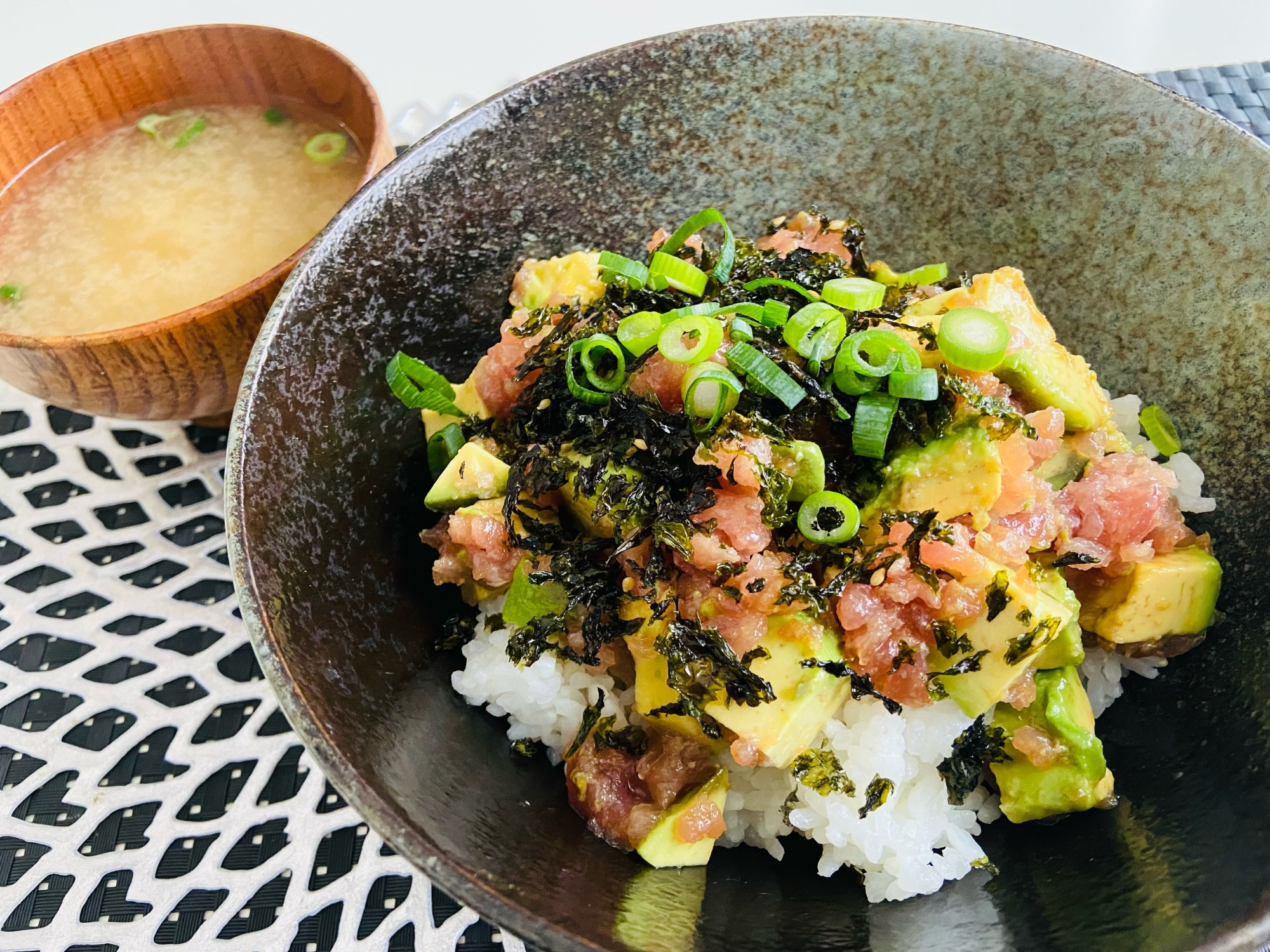 激うま！ごま油香るまぐろとアボカド丼