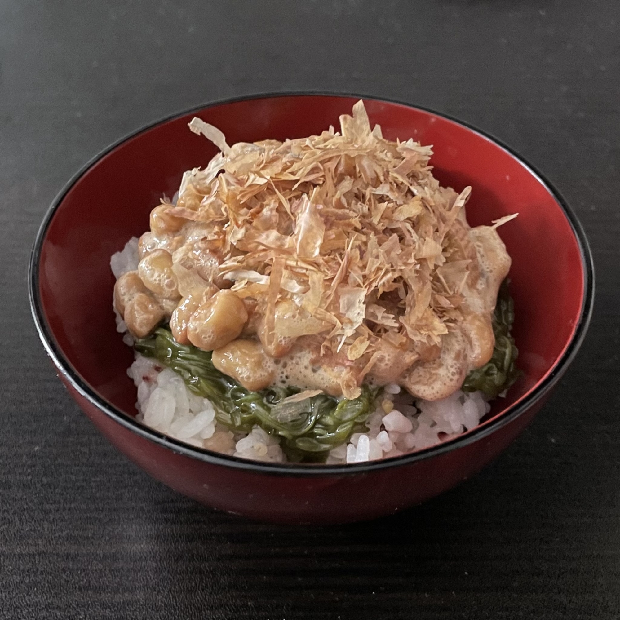 栄養満点！おかか納豆めかぶ丼