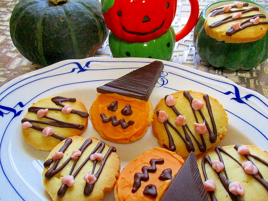 チョコペンで簡単！ハロウィンクッキー