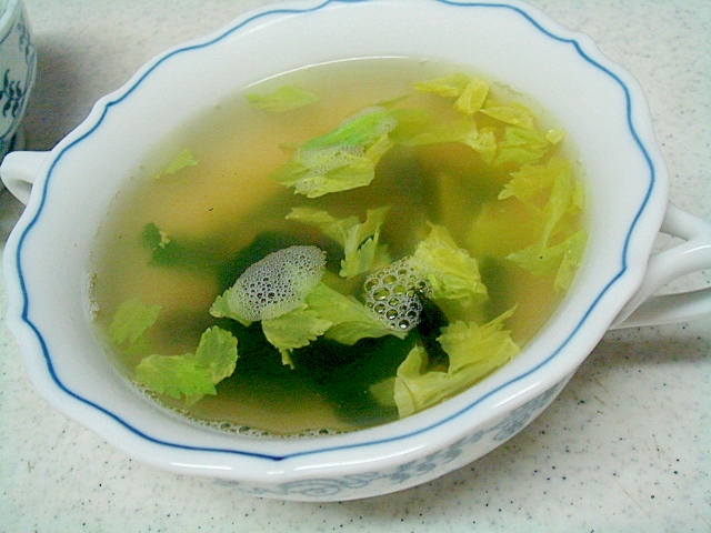 パスタの茹で汁で即席セロリの葉っぱのスープ
