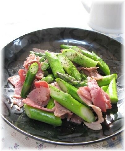 aominさん、こんにちわ～♪
歯ごたえのいいアスパラとベーコン、味がしっかり染みて美味しかったです☆ガーリックやや多めにしておつまみに・・ごちそうさま～＾＾*