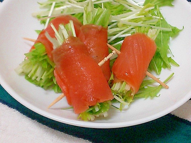 簡単！おつまみやおもてなしに水菜のサーモン巻き