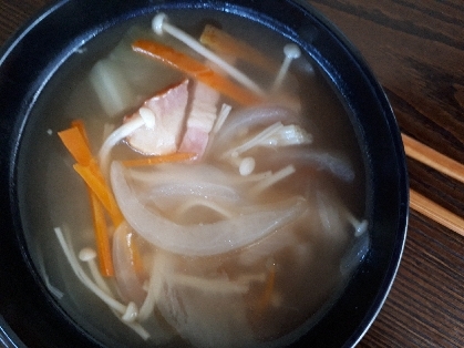 白菜と小松菜とえのきのコンソメスープ。