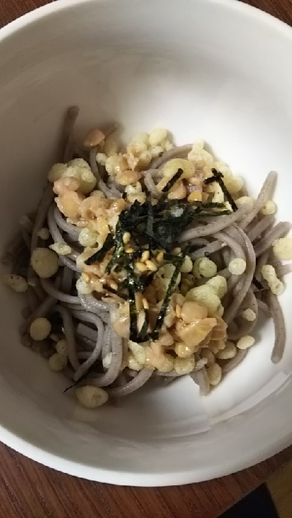 揚げ玉サクサク☆納豆の冷やし蕎麦