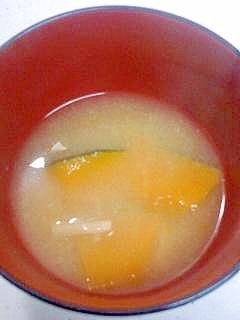 玉ねぎとえのきとカボチャの味噌汁