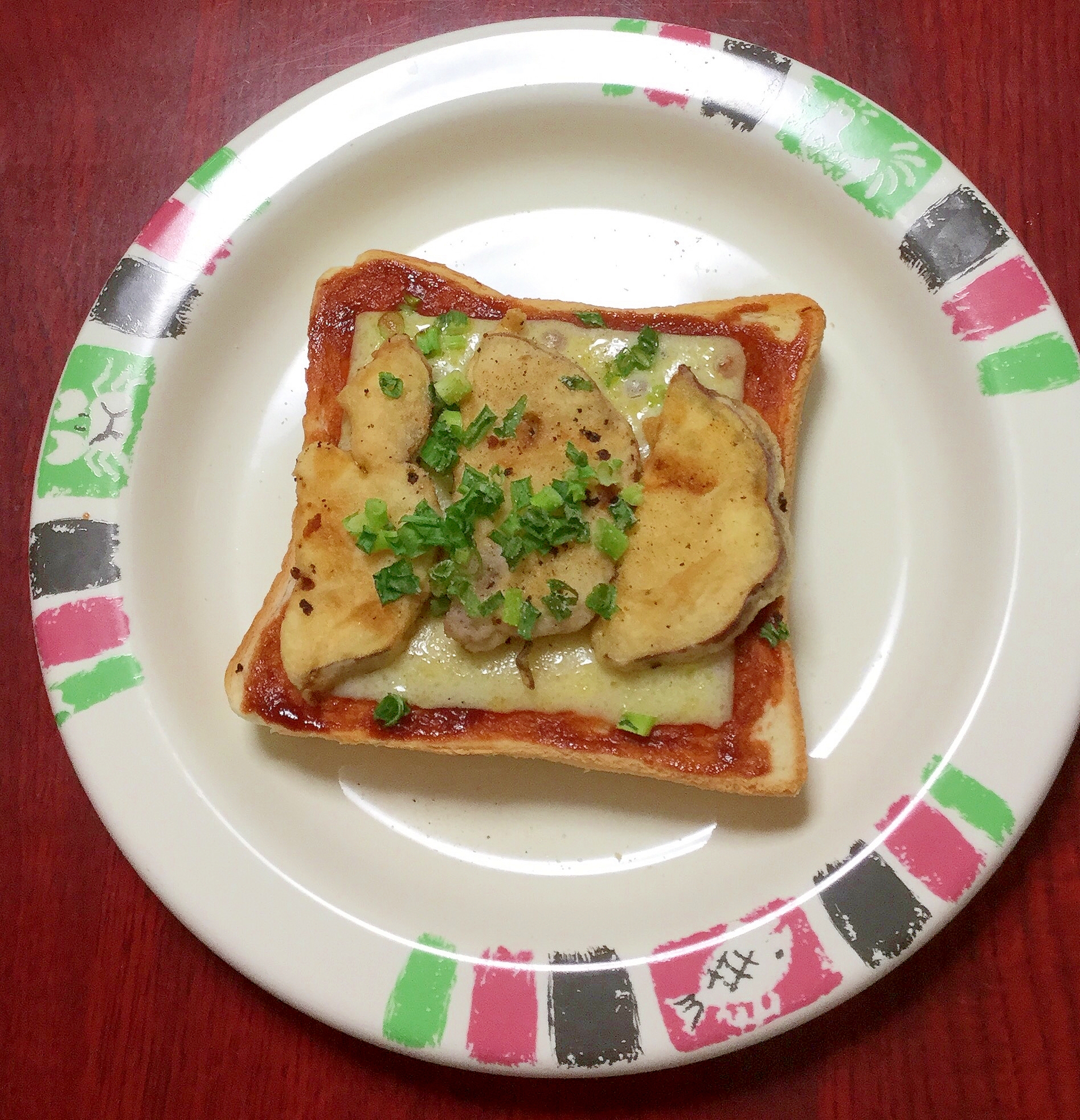 さつまいもの天ぷらとチーズをのせたトースト