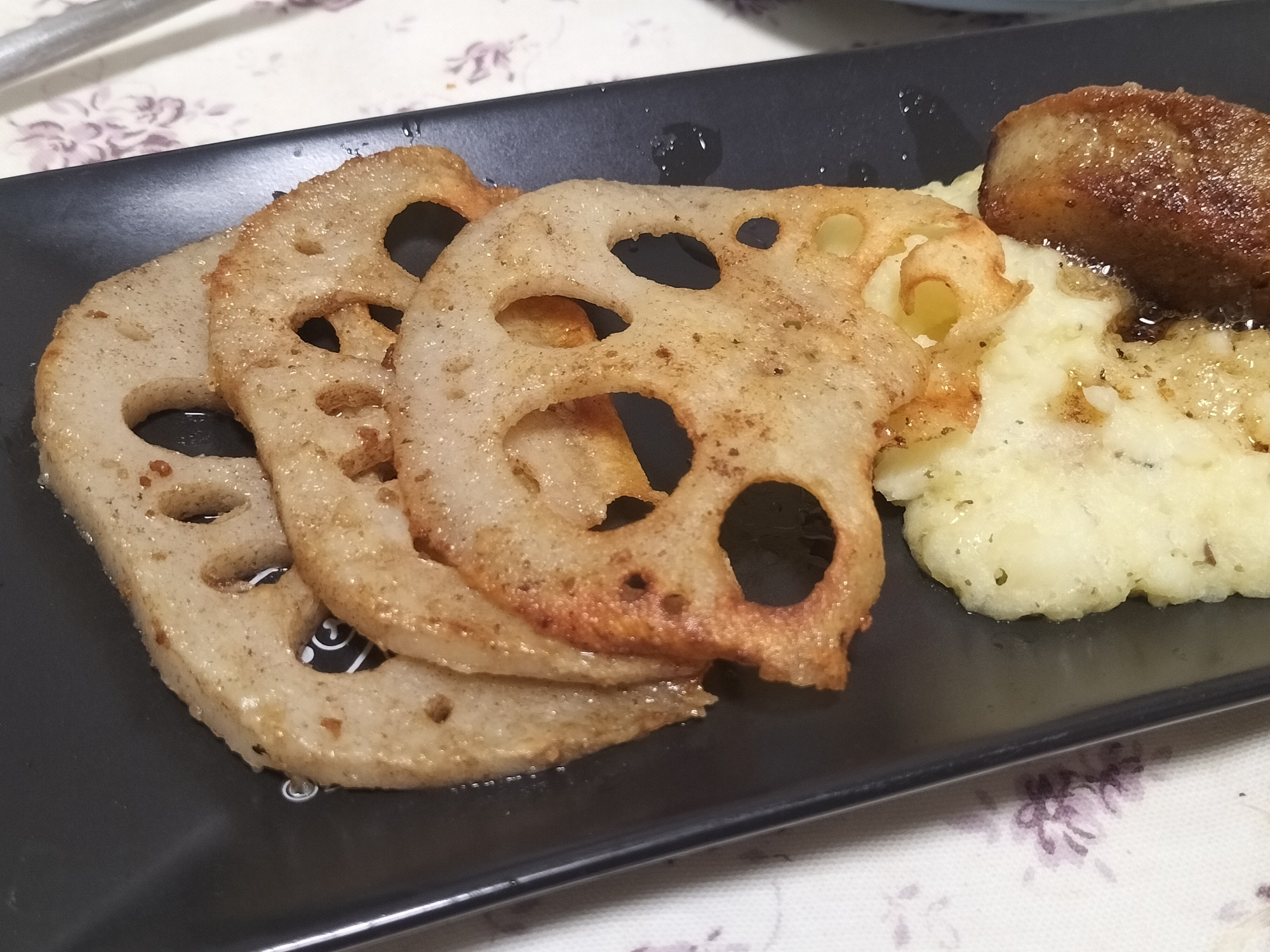 付け合せに簡単一品♪れんこんバターソテーチップス