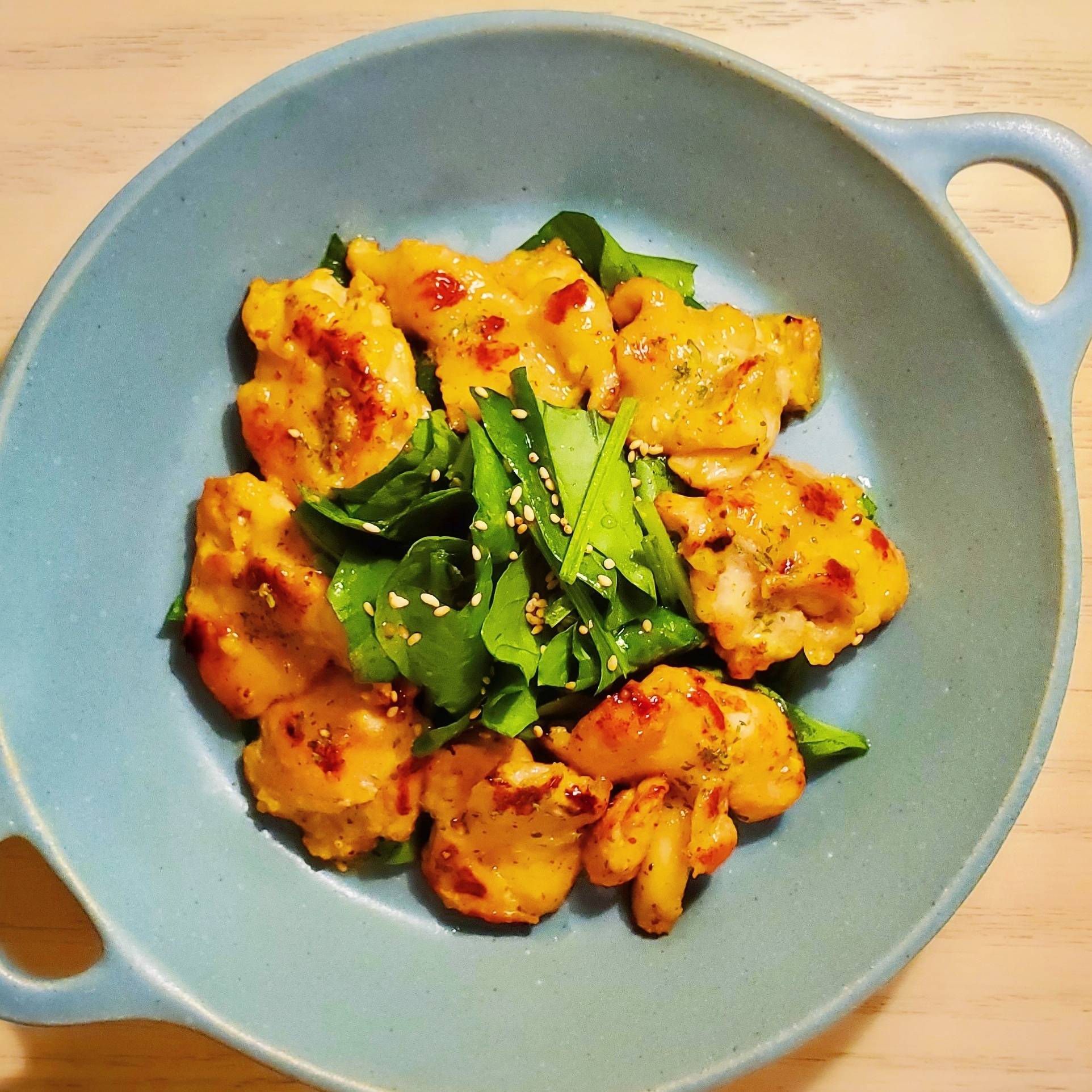 水色の皿に盛られた手羽トロのカレーマヨ炒め