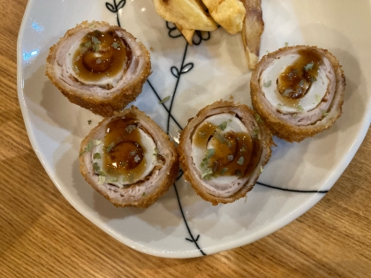 冷めてもおいしい！　チーズ入りちくわの肉巻きフライ