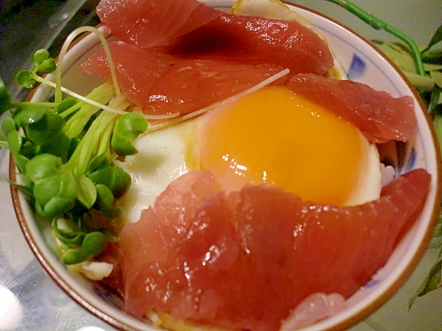 漬けマグロの目玉焼き丼♪