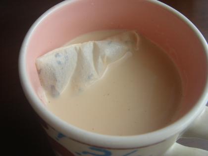 紅茶葉をお茶袋に入れて作りました。ミルクに直接入れると濃厚ミルキーで美味しいですね(*´∀｀*)♪私的にこれはスーパーロイヤルミルクティです♪おいし～❤