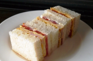 生ハム入り卵焼きとトマトのサンドイッチ