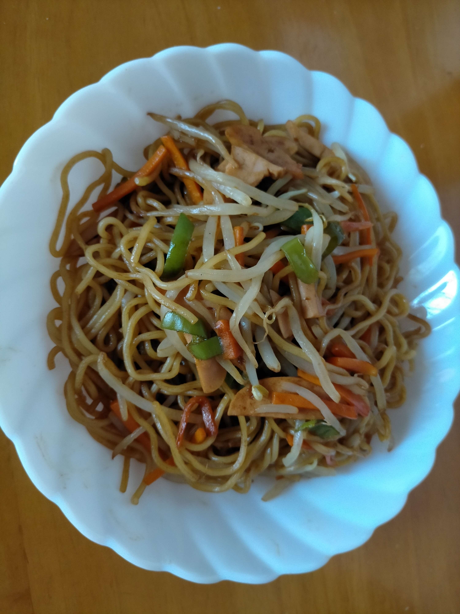 もやしと魚肉ソーセージとピーマンと人参の焼きそば