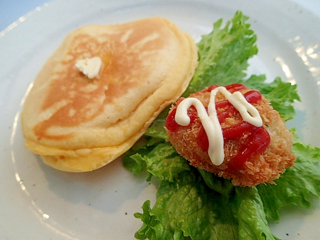 コロッケと塩レモン入りホットケーキのワンプレート