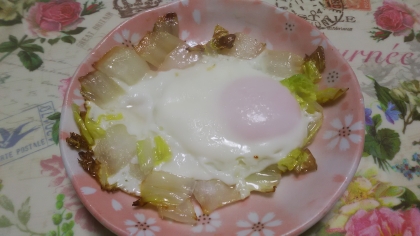 白菜の中の目玉焼き
