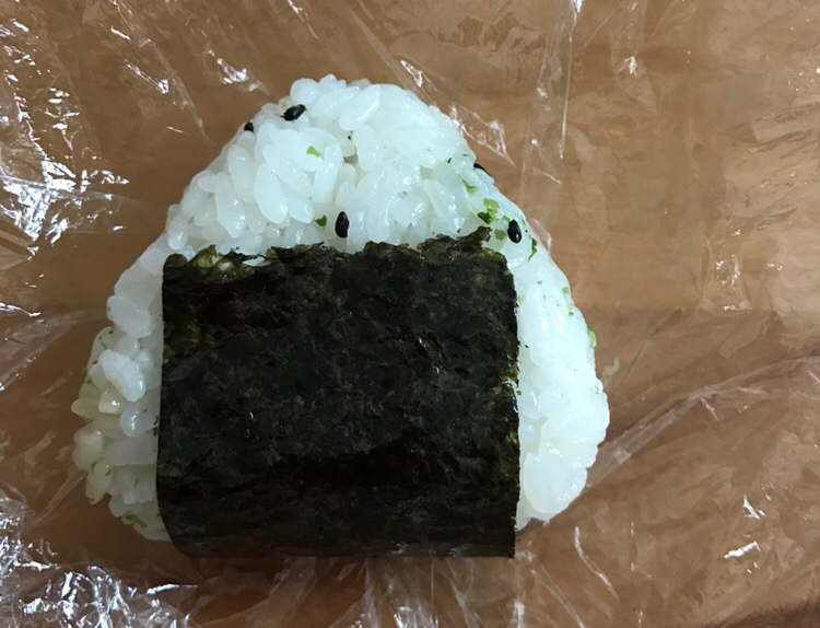 セロリの葉のマヨ炒め入り黒ごま青のりおむすび